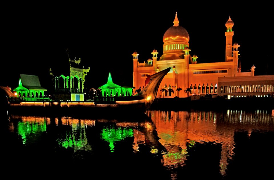 Sultan Omar Ali Saifuddien Mosque photo