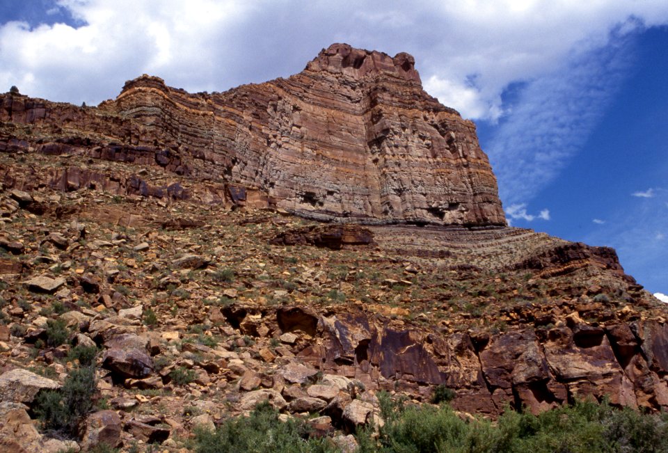 Coloring of layers in rock face