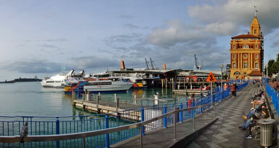 Ferry terminl Auckland (8) photo