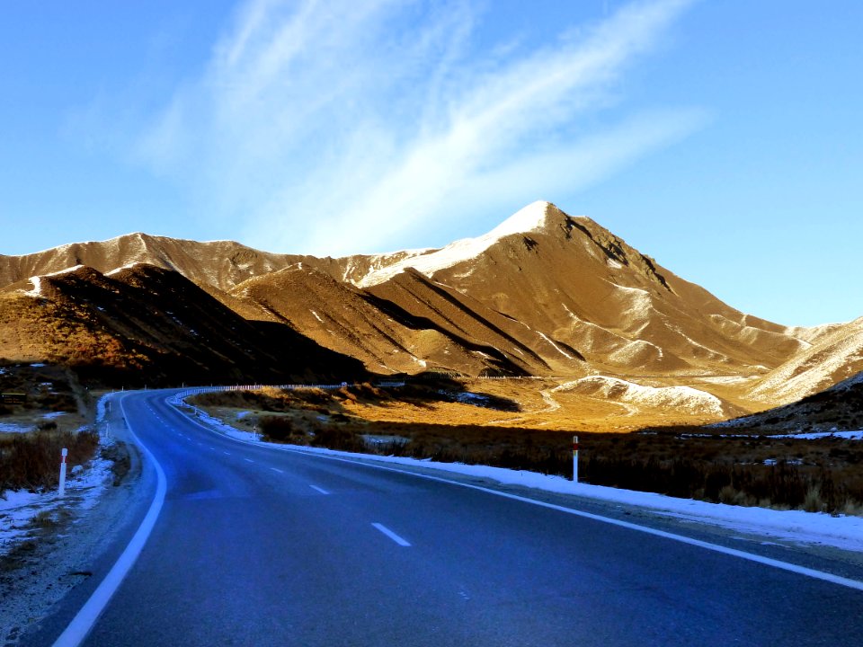 Road through the Lindis Pass.