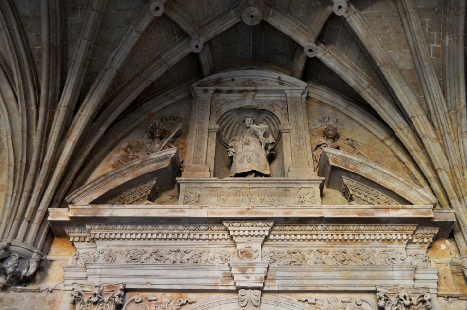 Salamanca. Convento de San Esteban. Iglesia. Puerta de acceso desde el claustro. Detalle