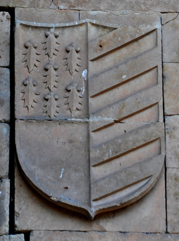 Salamanca. San Esteban. Escudo en exterior iglesia