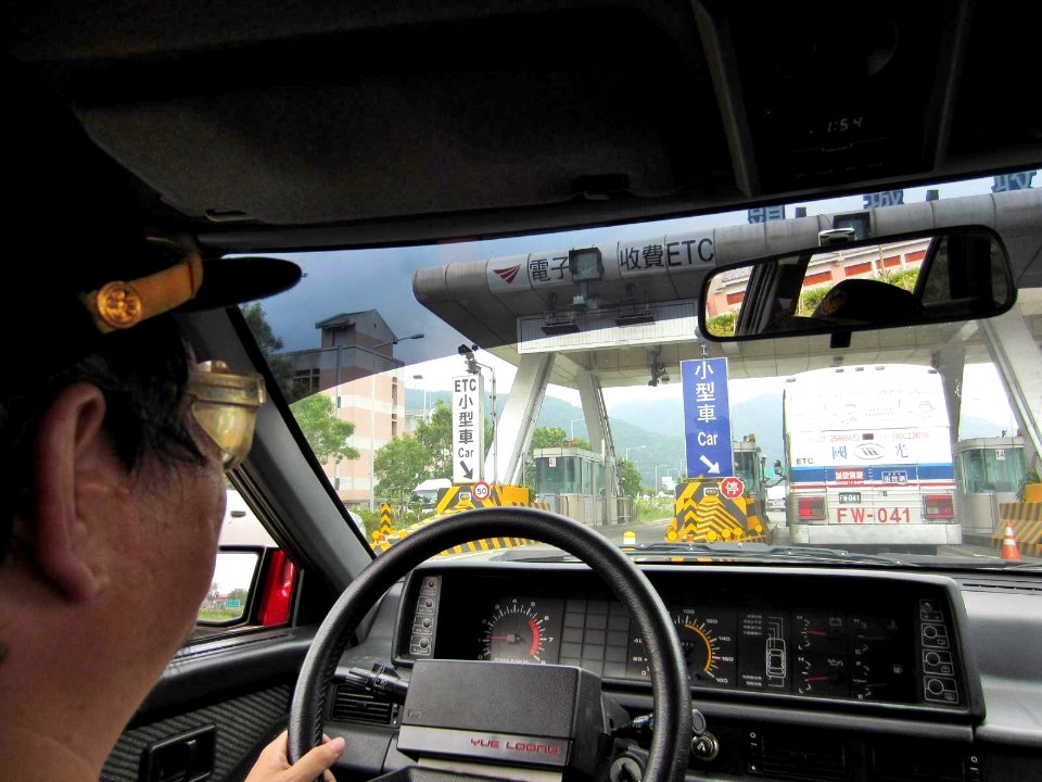 飛羚 見證 國光號老灰狗第一次過 頭城收費站