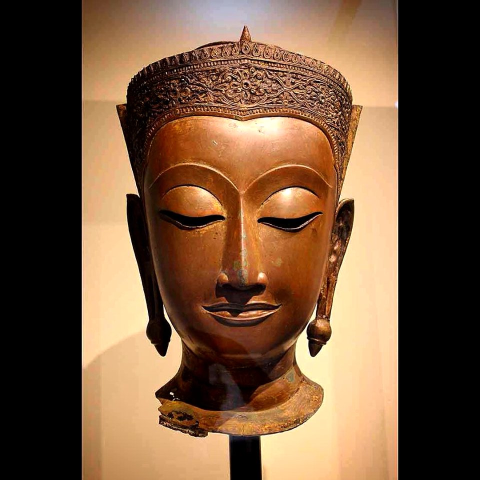 Head of a crowned Buddha  18th century Bronze and lacquer Ayutthaya, #Thailand Folch Collection  One of the Ayutthaya kingdom's most common Buddhist representations is that of Buddha crowned and dressed in royal robes, often with a mudra for the dissipati