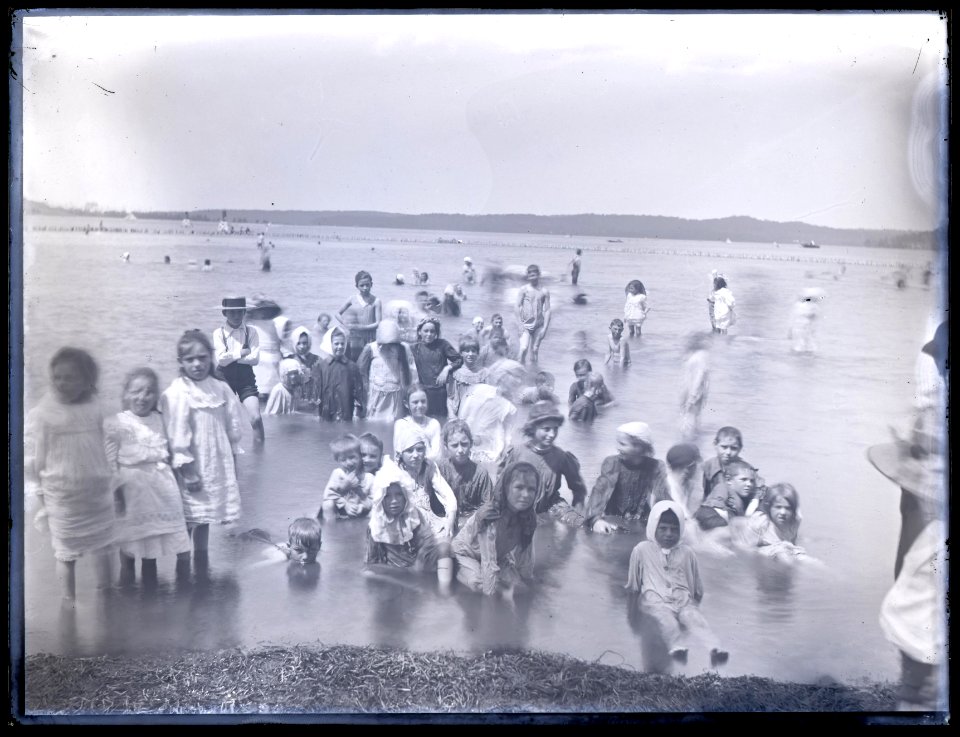 Children at Foreshore, Speers Point, NSW, 26 January 1904
