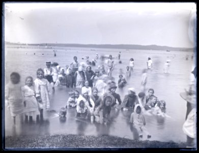 Children at Foreshore, Speers Point, NSW, 26 January 1904