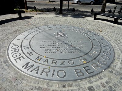 En esta plazoleta del barrio de Flores Buenos Aires , jugaba en su infancia el Papa Francisco
