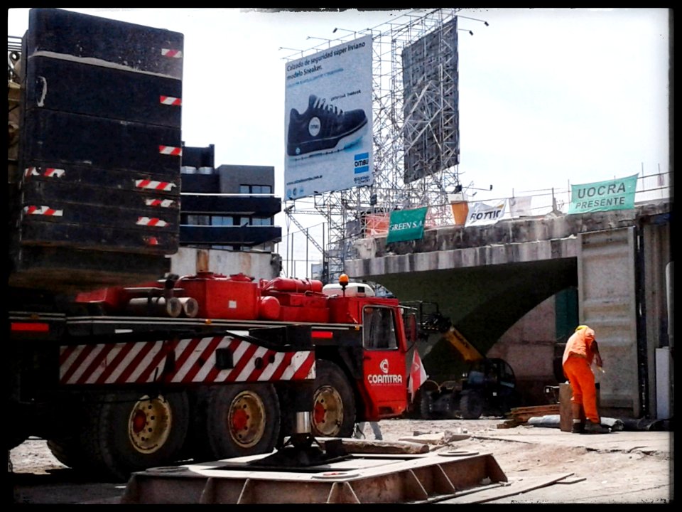 El Puente de la Reconquista " rebanado " . Pronto será un recuerdo. Nace allí,  el Viaducto elevado del tren ,Línea San Martin
