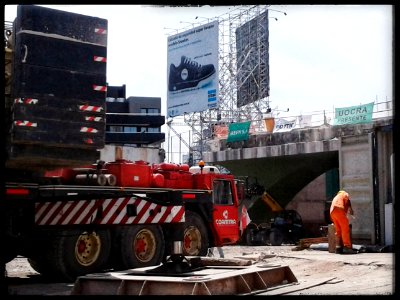 El Puente de la Reconquista " rebanado " . Pronto será un recuerdo. Nace allí,  el Viaducto elevado del tren ,Línea San Martin