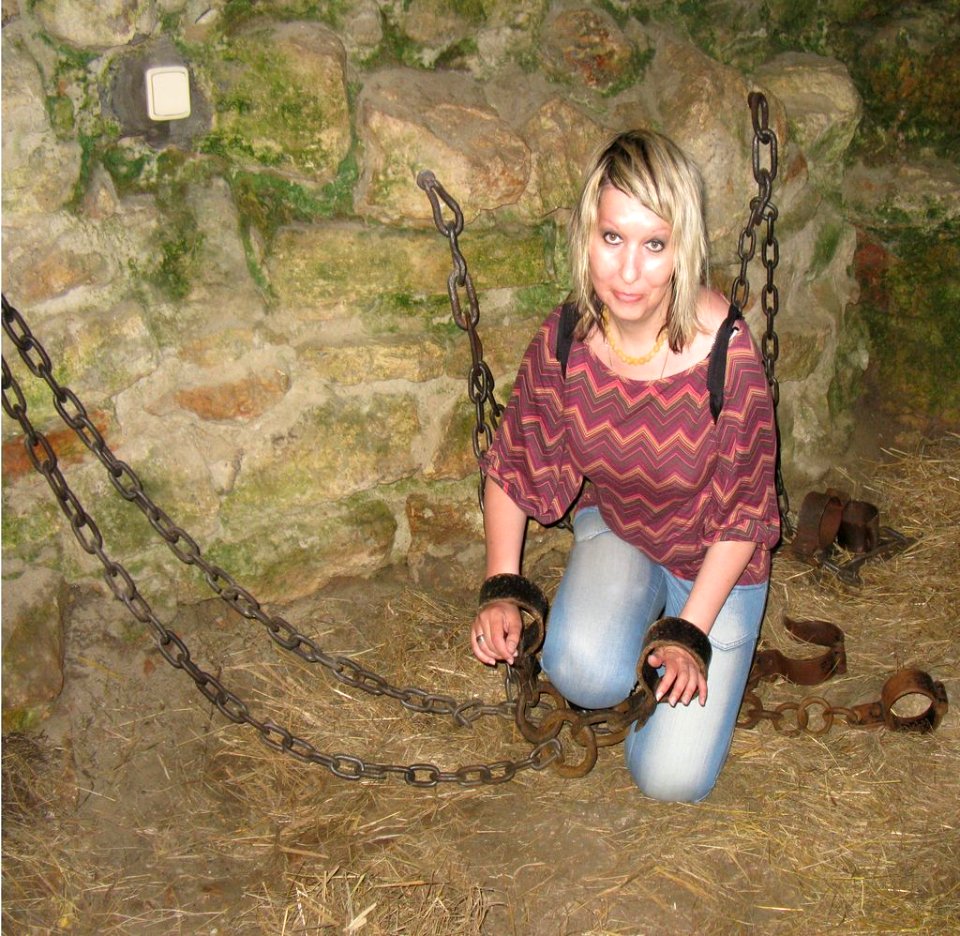 Burgsklavin im Folterkeller