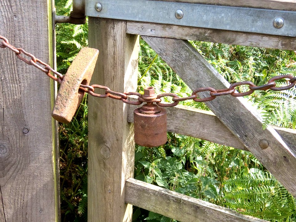 Metal agricultural part with supplementary hammerhead.