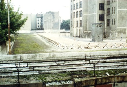 Berlin, Mauer an der Chausseestraße, August 1977 photo