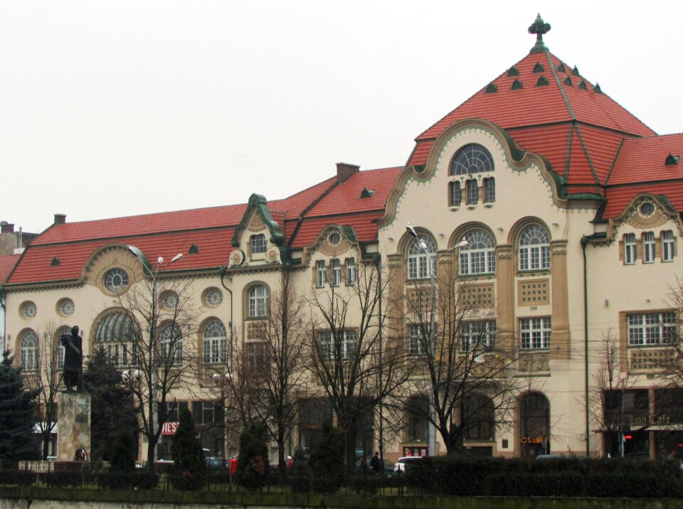 Crisana center building