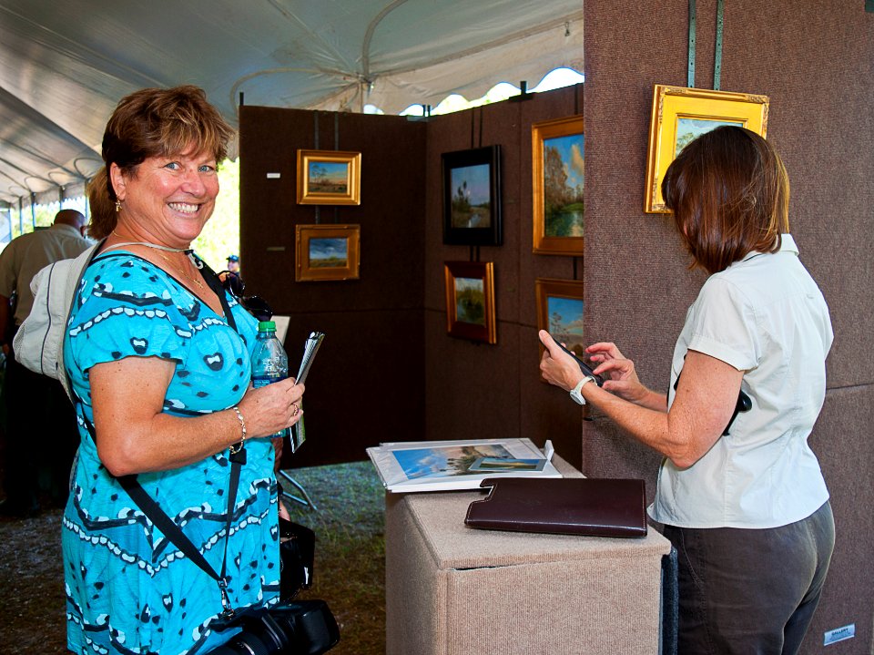 Denise buying art from Linda Apriletti