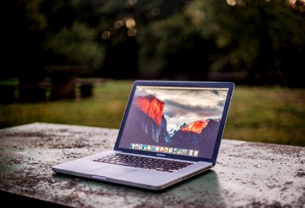 MacBook Pro, Side