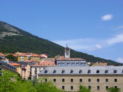 Vista de El Escorial desde la plaza del monasterio