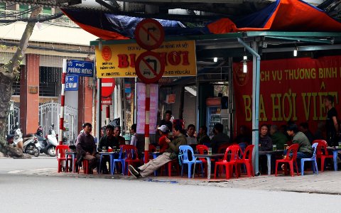 Beer 'club' on the street