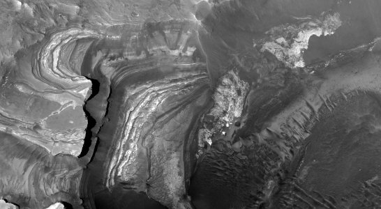 Of Light and Dark in Noctis Labyrinthus