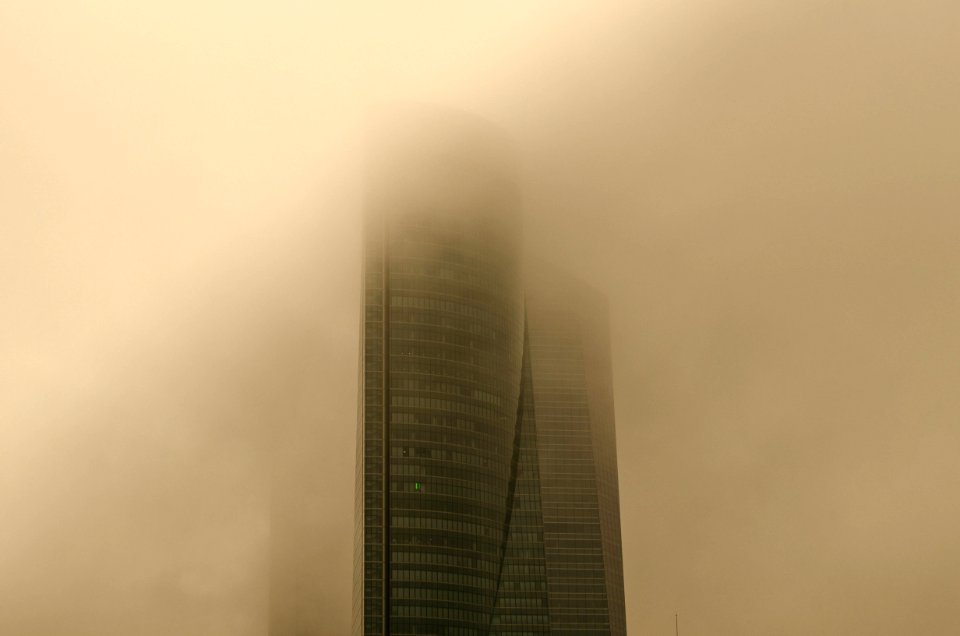 La niebla invade las Cuatro Torres