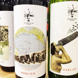 SeAlquila/público. Collages sobre etiquetas de vino. Más de 100 botellas. #sociedaddecollagedemadrid #sealquilapublico #wine #arteefimero
