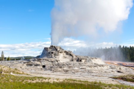 Castle Geyser early morning eruption