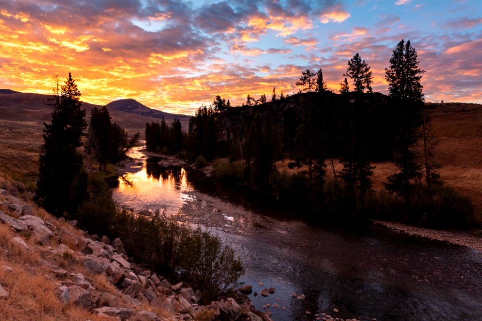 Sunrise over Lamar River (wide)