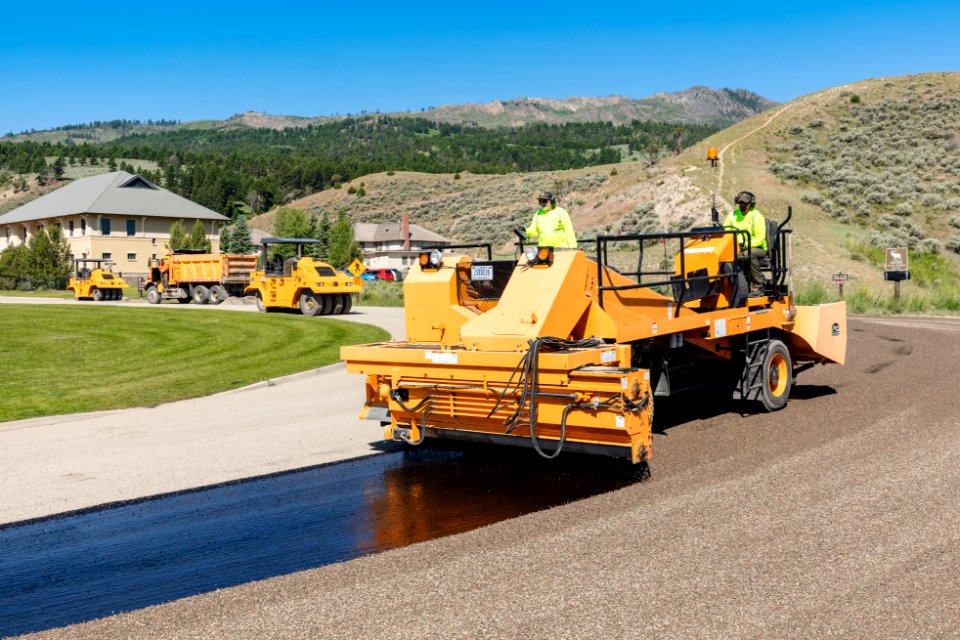 Chip spreader covering the hot asphalt