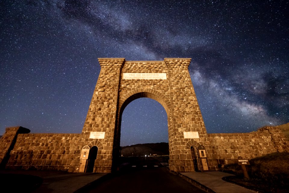 Milky Way rising over Roosevelt Arch 5.5.17 (2)