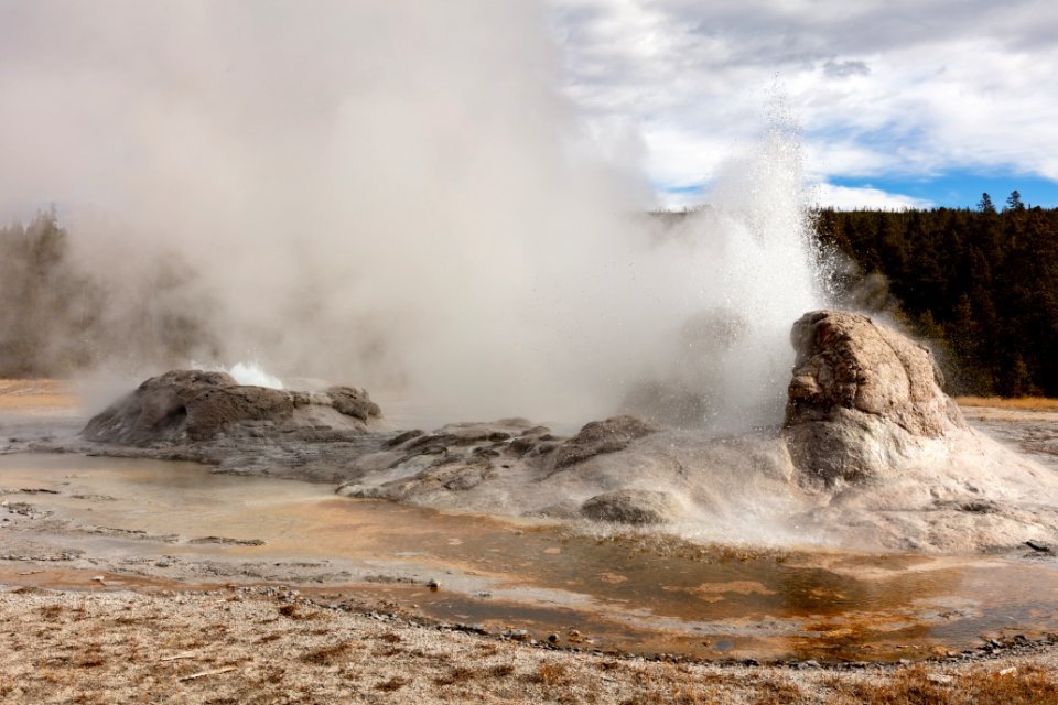 Grotto and Rocket Geysers erupting