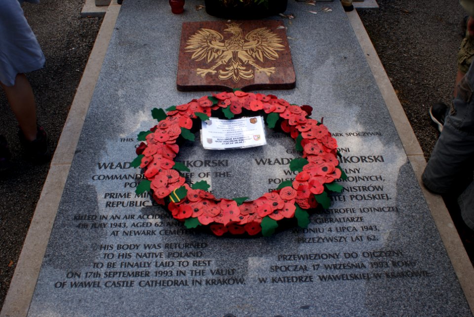 Scouts Wreath Newark Cemetery At General Sikorski Former Grave