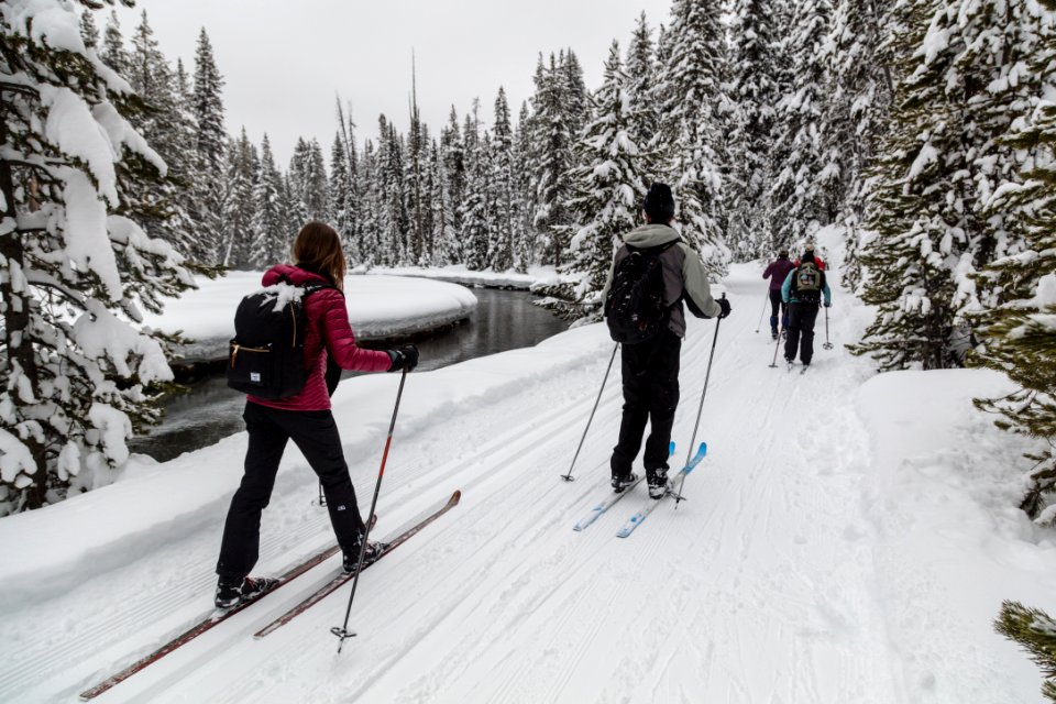 Cross-country skiing out to Lone Star Geyser (3)