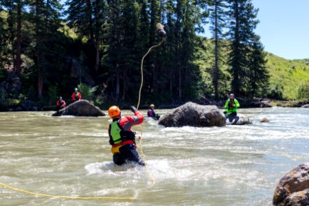 Swiftwater rescue training - rescuing stranded swimmers with ropes (8)