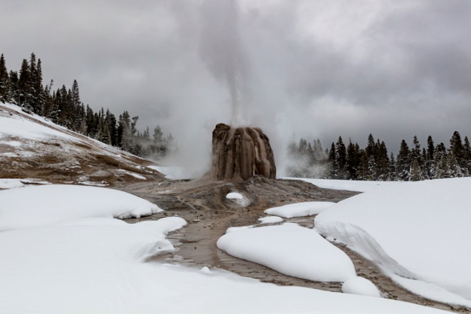 Winter Lone Star Geyser eruption