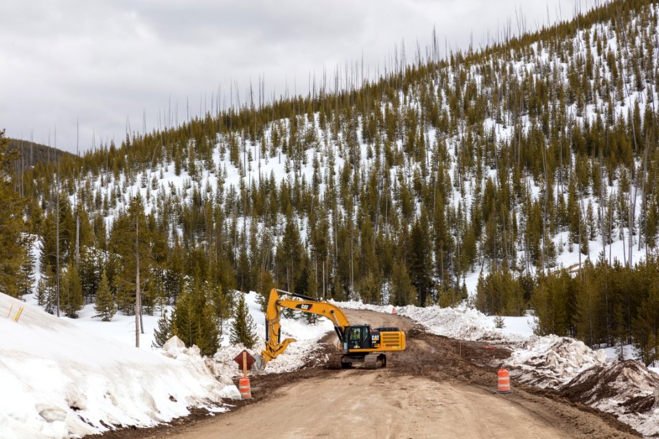 Construction zone between Mammoth Hot Springs and Norris Geyser Basin 4/16/18 (2)