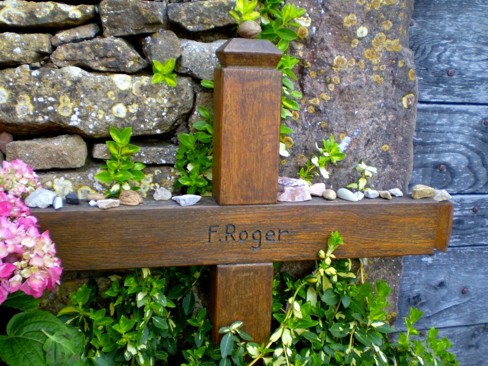 Cross Frère Roger, Taizé