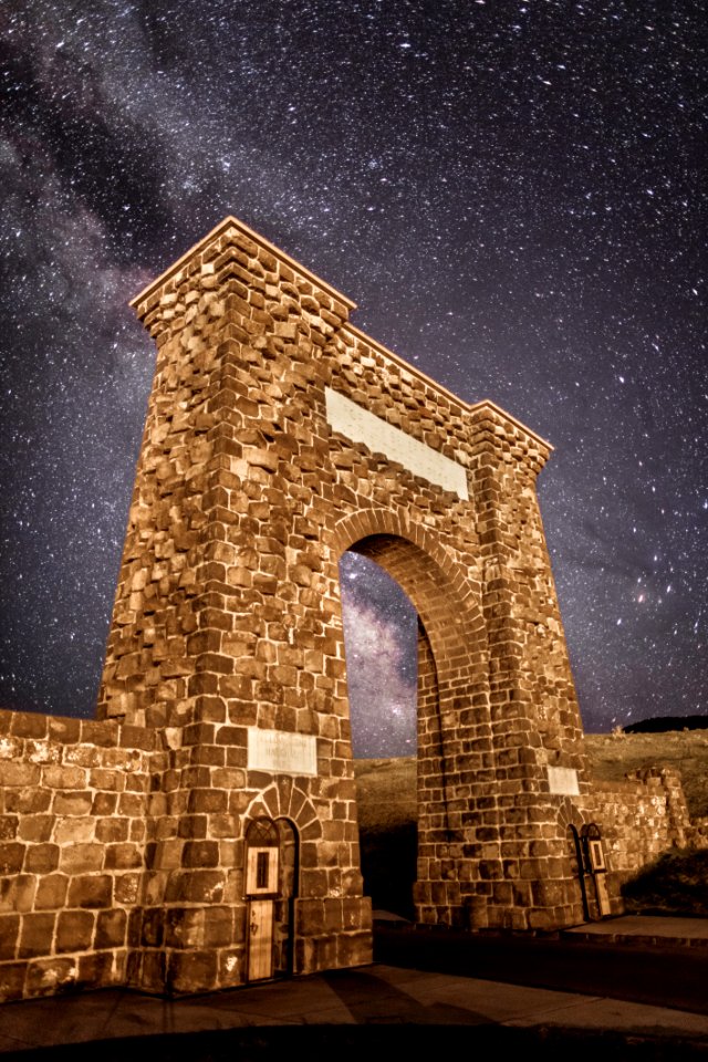 Milky Way rising over Roosevelt Arch 5.5.17 (3)