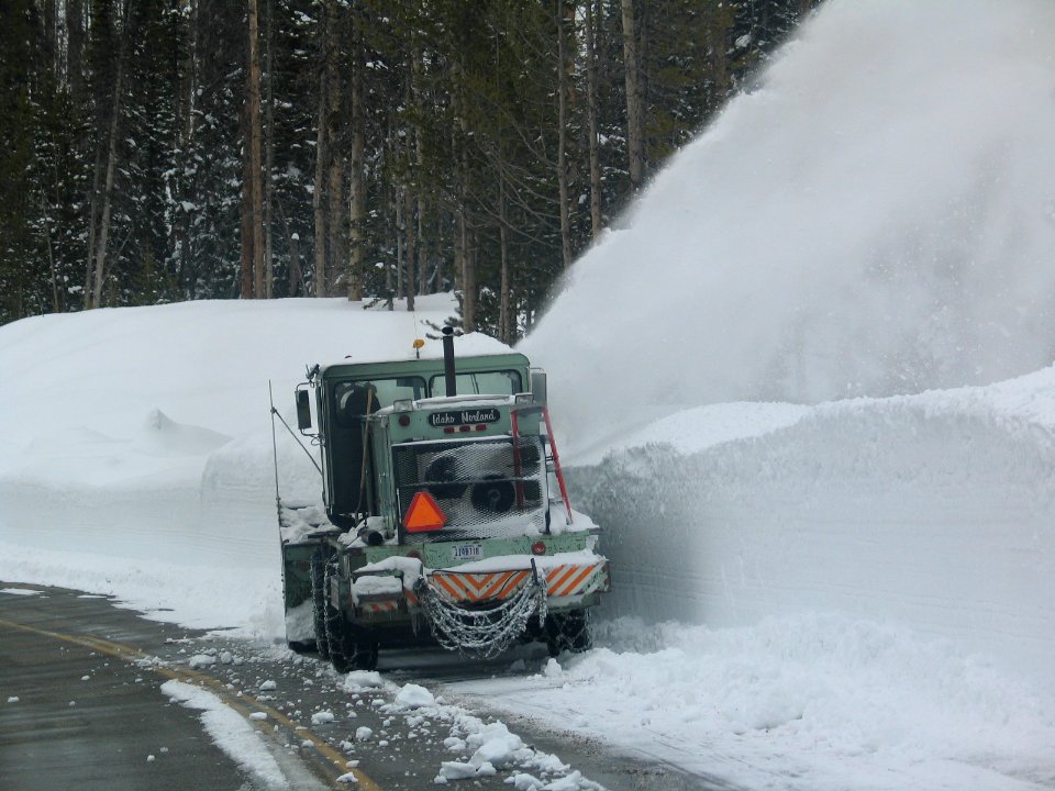 Ken Gooding making snow fly on Sylvan (2)