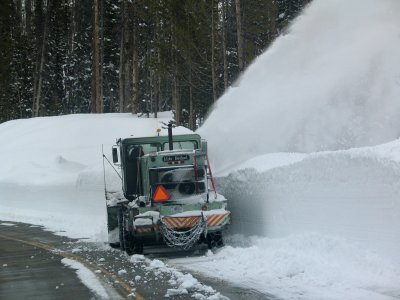 Ken Gooding making snow fly on Sylvan (2)