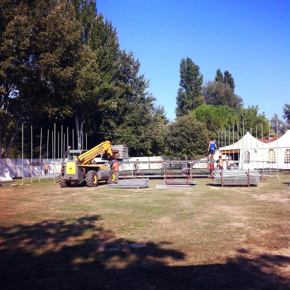 Iniziamo a montare il pezzo forte! #palco #stage #frogstock #festival #rioloterme #mancapoco