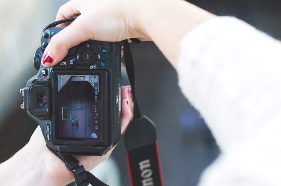 Photographer hands screen