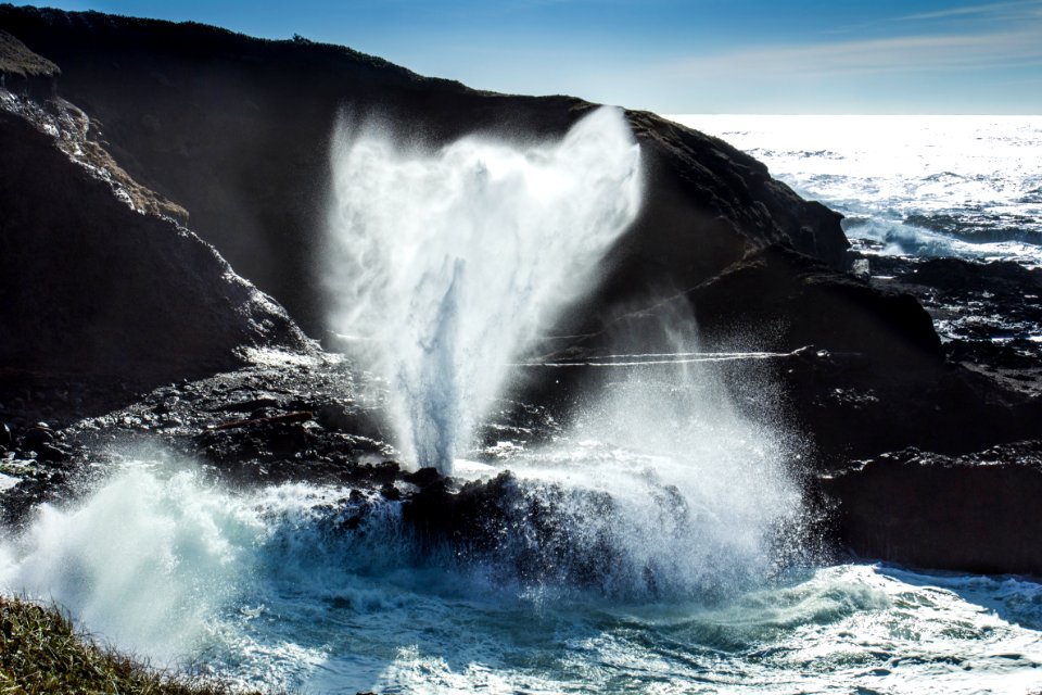 Sunny day and big waves at Spouting Horn, Oregon coast.