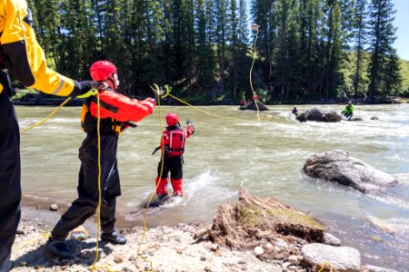 Swiftwater rescue training - rescuing stranded swimmers with ropes (9)