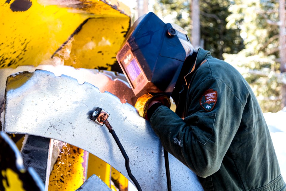 Morning preparations and repairs near West Thumb (5)