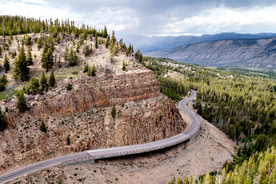 Grand Loop Road through Golden Gate