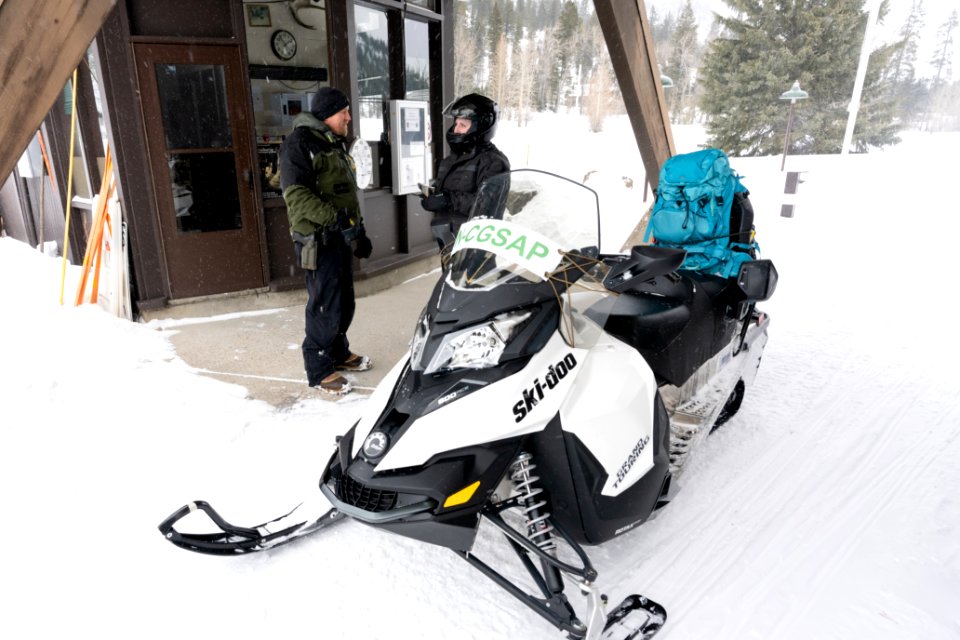 Non-commercial rider speaks with a park ranger at the East Entrance