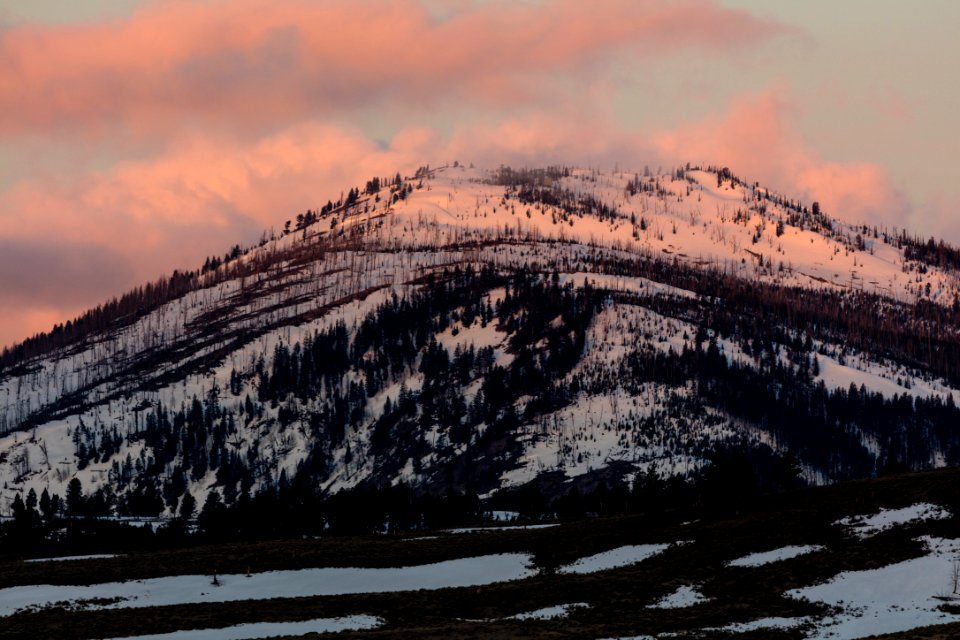 First light over Bunsen Peak