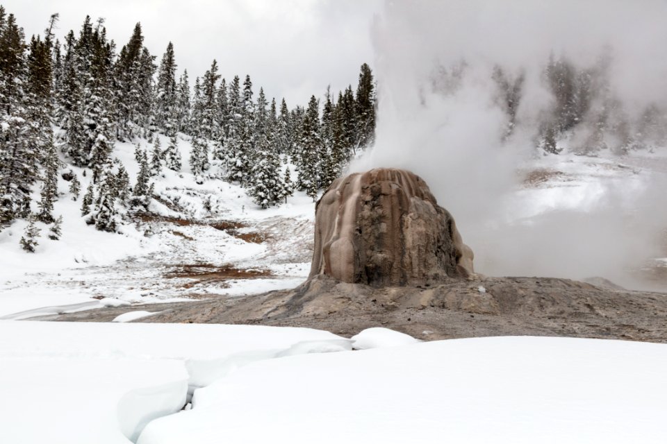 Winter Lone Star Geyser eruption (2)