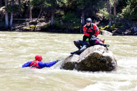 Swiftwater rescue training - rescuing stranded swimmers with ropes (2)