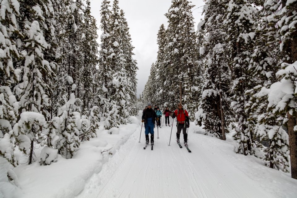 Cross-country skiing out to Lone Star Geyser (2)