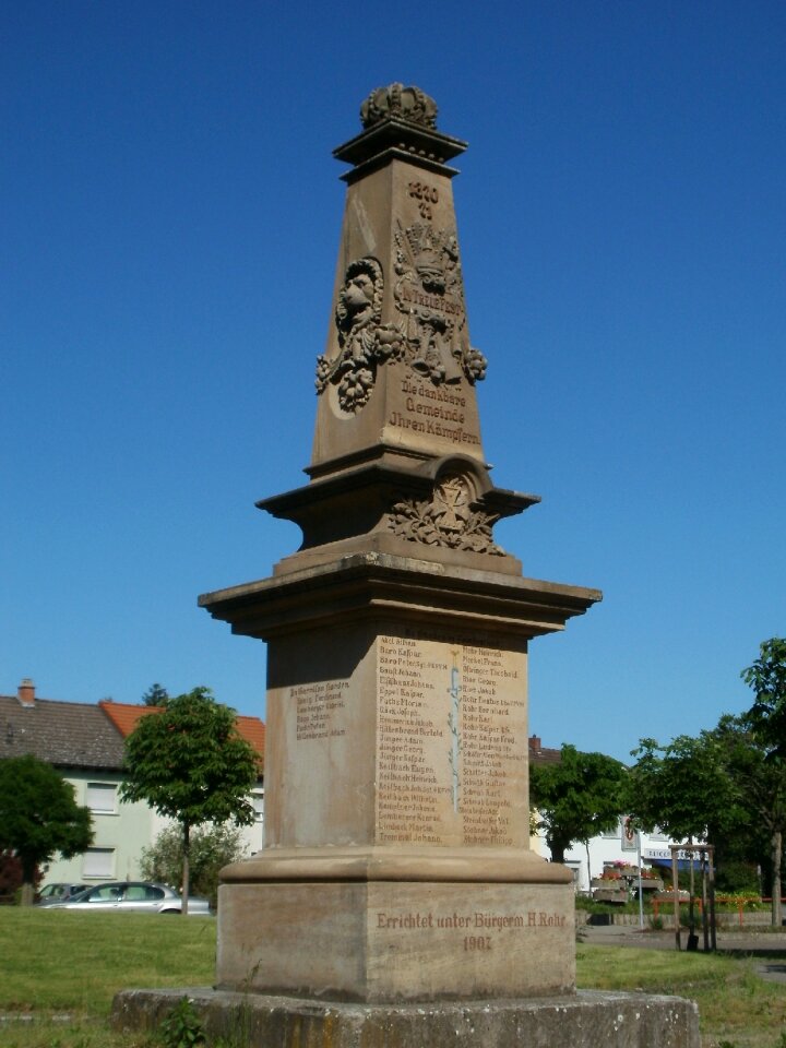 War memorial monument